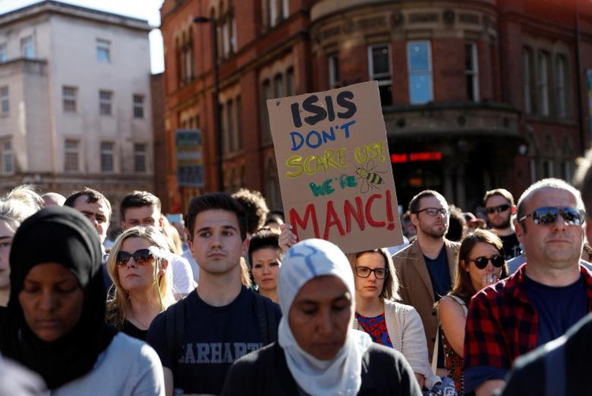 Chum anh: Dan tuong nho nan nhan vu tan cong o Manchester-Hinh-9